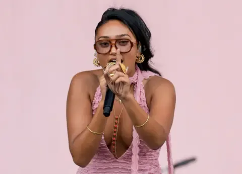 The singer-songwriter Embracing Flawless Standards – Her Music Thrives for It